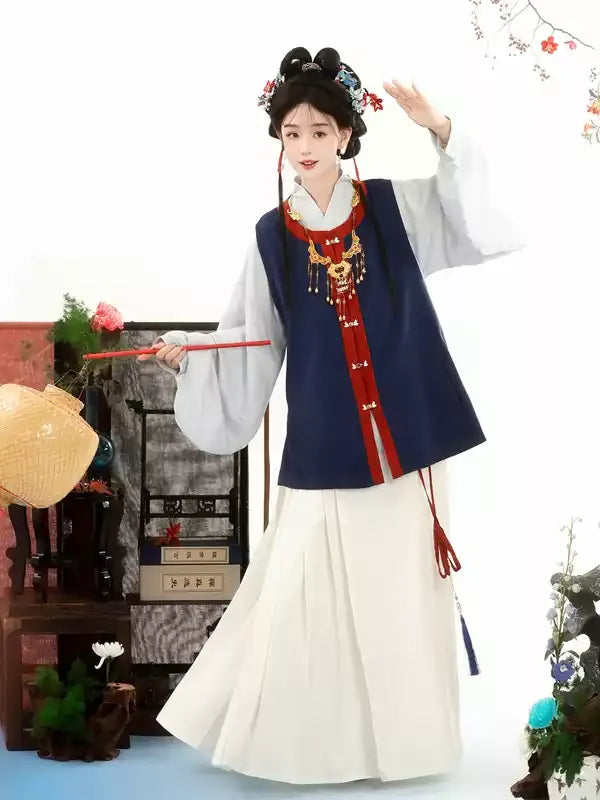 Ming-Dynastie Hanfu Set Damen – Dunkelblaue Bijia Weste mit Roter Borte, Weißes Liling Shan & Elegantes Mamianqun für Fotoshooting & Events