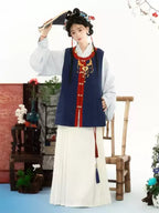 Ming-Dynastie Hanfu Set Damen – Dunkelblaue Bijia Weste mit Roter Borte, Weißes Liling Shan & Elegantes Mamianqun für Fotoshooting & Events
