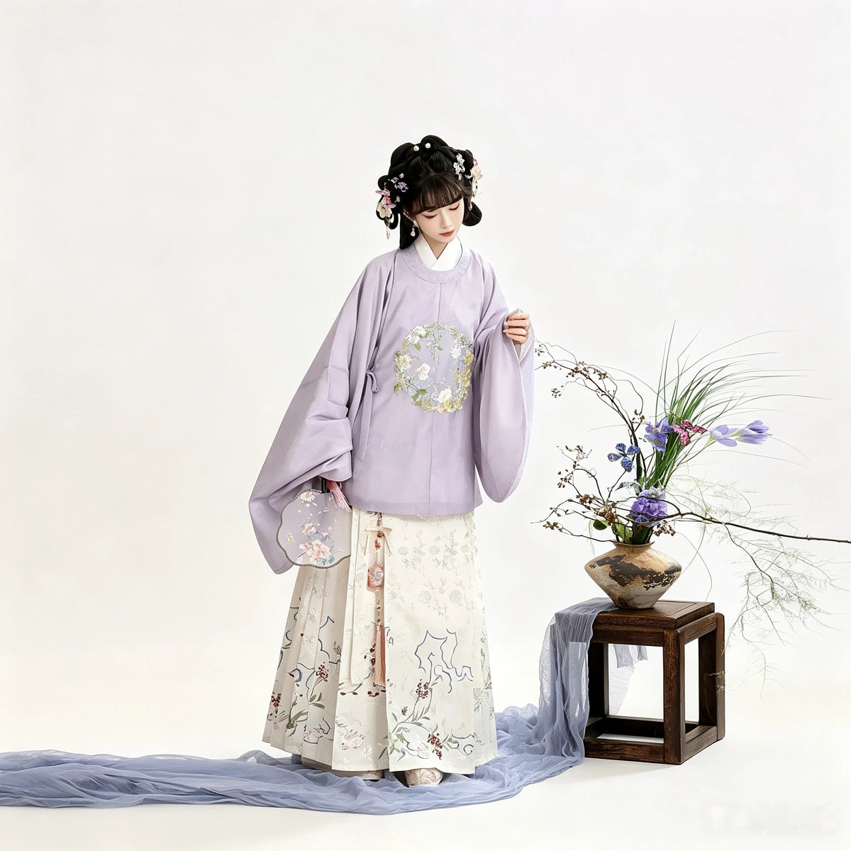 Lavender Ming-style Hanfu with a round-collar robe and embroidered horse-face skirt