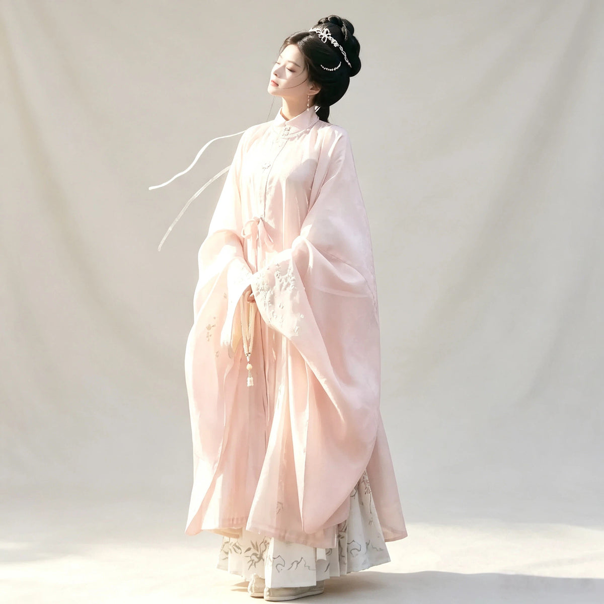 Women's pink Liling Paoshan robe paired with a Mamianqun skirt