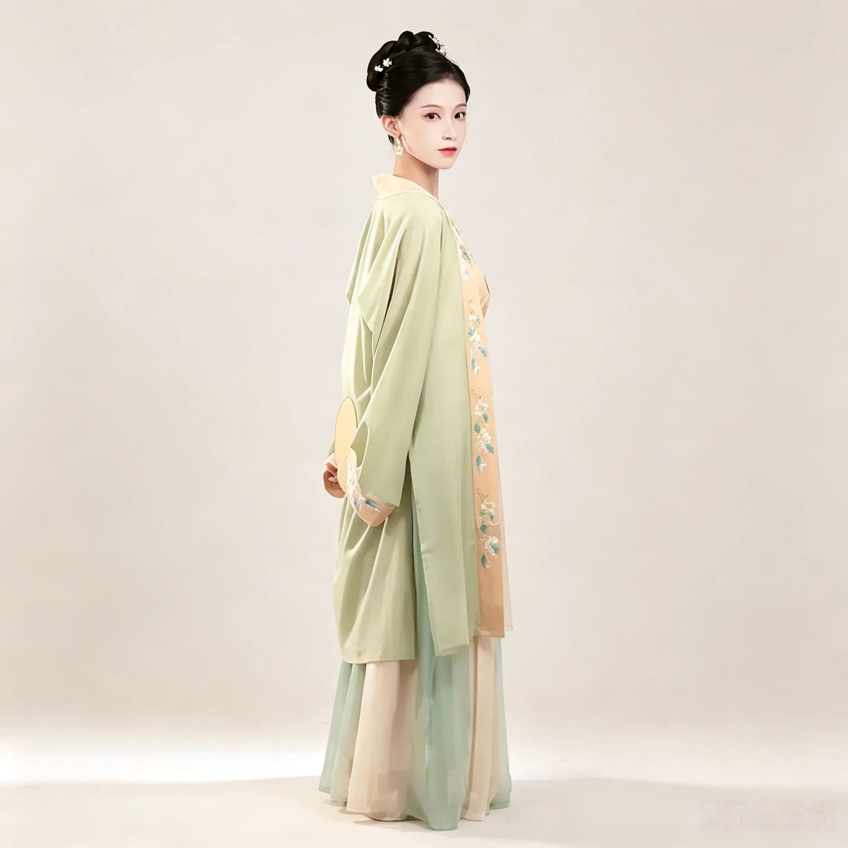 Floral embroidered green Beizi and pleated Hanfu skirt