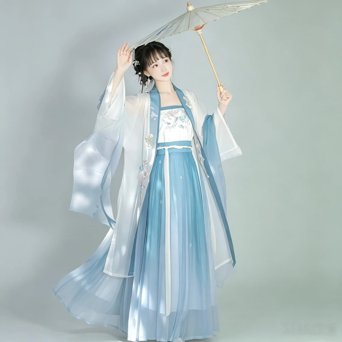 Song-inspired Hanfu set with Moxiong camisole and pleated skirt